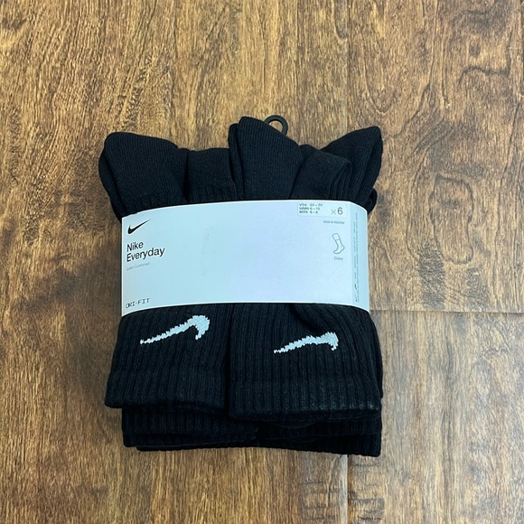Nike Accessories - Nike Everyday Crew Cotton Cushioned Socks 6 Pack